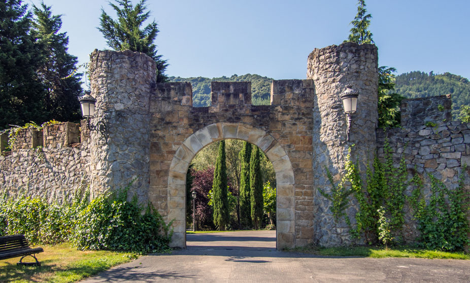 puerta de entrada a la torre Loizaga