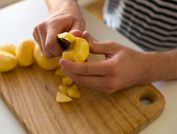 Rompiendo las patatas