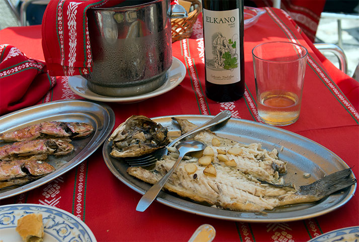  Pescado a la parrilla y una botella de txakoli en Getaria