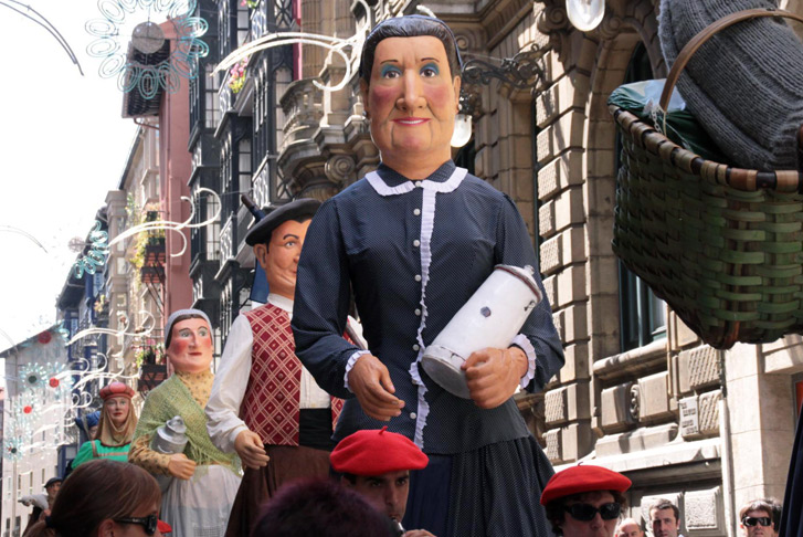 Tour der Riesenmarionetten während der Semana Grande in Bilbao