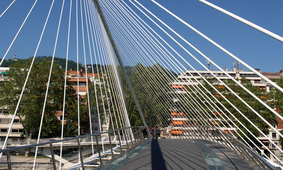 Puente Zubizuri - Bilbao, España