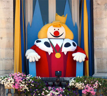 King Leon on the balcony of the town hall, Fetes de Bayonne