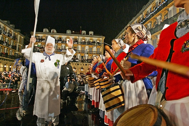 Küchenchef und Dirigent auf dem Plaza de la Constitución - San Sebastian