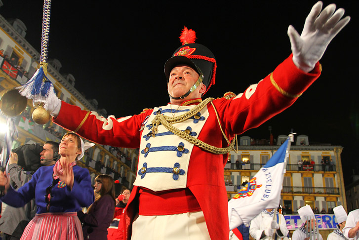 Tamborrada - Dirigent gekleidet als Soldat